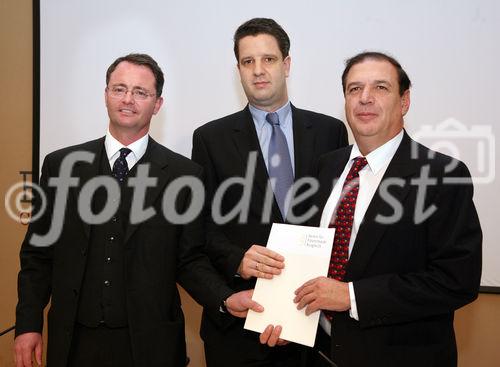 (C) fotodienst/Anna Rauchenberger - Wien, 19.11.2008 - Der Verein für Finanzmarkt-Ausgleich wirft der Finanzmarktaufsicht Verfehlungen vor und fordert Geschädigte auf, gemeinsam gegen die FMA vorzugehen. Geschädigte Anleger können mit Unerstützung des Vereins ihr Geld einklagen. FOTO: Mag. Dr. Georg Vetter (Rechtsanwalt), Ing. Philipp Buchner (Vorstand Verein für Finanzmarktausgleich), Ing. Peter Stiassny (Vorstand Verein für Finanzmarktausgleich)