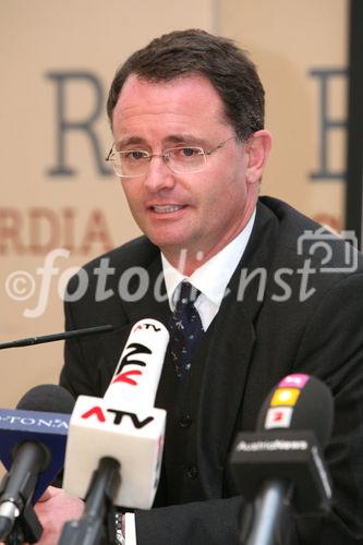 (C) fotodienst/Anna Rauchenberger - Wien, 19.11.2008 - Der Verein für Finanzmarkt-Ausgleich wirft der Finanzmarktaufsicht Verfehlungen vor und fordert Geschädigte auf, gemeinsam gegen die FMA vorzugehen. Geschädigte Anleger können mit Unerstützung des Vereins ihr Geld einklagen. FOTO: Mag. Dr. Georg Vetter (Rechtsanwalt)