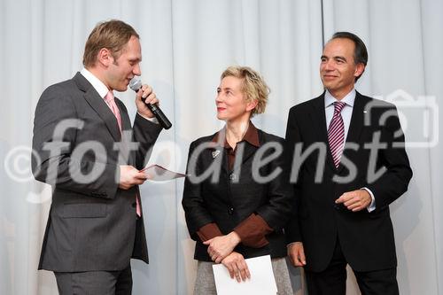 (C) fotodienst/Anna Rauchenberger - Wien, 17.11.2008 - Henkel Central Eastern Europe: Preisverleihung des HENKEL ART.AWARD. 2008. FOTO v.l.: Paul Kraker (Moderator, ORF), Mag. Jutta Pichler (Direktorin, Karikaturmuseum Krems), Mag. Günter Thumser (Präsident, Henkel Central Eastern Europe)