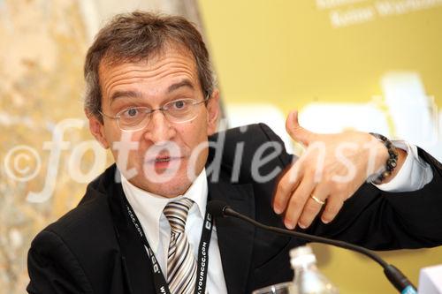(C) fotodienst/Anna Rauchenberger - Wien, 13.11.2008 - 3. Forum Zukunft Der Arbeit: Trotz wirtschaftlich herausfordernder Zeiten bleibt der Fachkräftemangel in Österreich akut. Beim 3. Forum Zukunft der Arbeit diskutieren ExpertInnen, warum Zuwanderung ein Gewinn ist und wie sie zukünftig gesteuert werden sollte. FOTO v.l.: DI Herbert Paierl (Präsident Management Club)