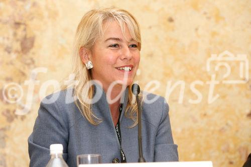 (C) fotodienst/Anna Rauchenberger - Wien, 13.11.2008 - 3. Forum Zukunft Der Arbeit: Trotz wirtschaftlich herausfordernder Zeiten bleibt der Fachkräftemangel in Österreich akut. Beim 3. Forum Zukunft der Arbeit diskutieren ExpertInnen, warum Zuwanderung ein Gewinn ist und wie sie zukünftig gesteuert werden sollte. FOTO: Univ.-Prof. DI Dr. Edeltraud Hanappi-Egger (WU Wien)