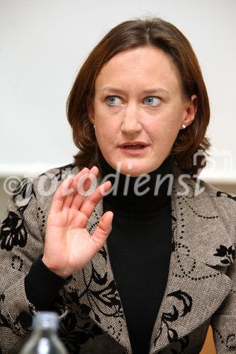 (C) fotodienst/Anna Rauchenberger - Wien, 12.11.2008 - Eine aktuelle Umfrage zeigt: Es gibt große Wissensdefizite bei Eltern in Bezug auf Kinderzahnpflege. Die Experten-Allianz, Thomas Schäfer-Elmayer und Wrigley unterstützen nun bei der richtigen Mundhygiene von Anfang an. FOTO: Dr. Verena Bürkle (Kinderzahnärztin und Präsidentin der Österreichischen Gesellschaft für Kinderzahnheilkunde, ÖGK)