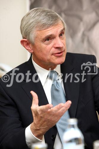 (C) fotodienst/Anna Rauchenberger - Wien, 12.11.2008 - Eine aktuelle Umfrage zeigt: Es gibt große Wissensdefizite bei Eltern in Bezug auf Kinderzahnpflege. Die Experten-Allianz, Thomas Schäfer-Elmayer und Wrigley unterstützen nun bei der richtigen Mundhygiene von Anfang an. FOTO: Prof. Dkfm. Thomas Schäfer-Elmayer