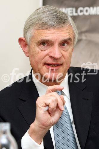 (C) fotodienst/Anna Rauchenberger - Wien, 12.11.2008 - Eine aktuelle Umfrage zeigt: Es gibt große Wissensdefizite bei Eltern in Bezug auf Kinderzahnpflege. Die Experten-Allianz, Thomas Schäfer-Elmayer und Wrigley unterstützen nun bei der richtigen Mundhygiene von Anfang an. FOTO: Prof. Dkfm. Thomas Schäfer-Elmayer