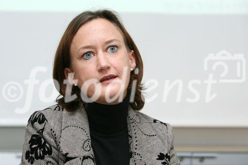 (C) fotodienst/Anna Rauchenberger - Wien, 12.11.2008 - Eine aktuelle Umfrage zeigt: Es gibt große Wissensdefizite bei Eltern in Bezug auf Kinderzahnpflege. Die Experten-Allianz, Thomas Schäfer-Elmayer und Wrigley unterstützen nun bei der richtigen Mundhygiene von Anfang an. FOTO: Dr. Verena Bürkle (Kinderzahnärztin und Präsidentin der Österreichischen Gesellschaft für Kinderzahnheilkunde, ÖGK)