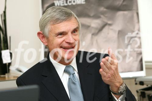 (C) fotodienst/Anna Rauchenberger - Wien, 12.11.2008 - Eine aktuelle Umfrage zeigt: Es gibt große Wissensdefizite bei Eltern in Bezug auf Kinderzahnpflege. Die Experten-Allianz, Thomas Schäfer-Elmayer und Wrigley unterstützen nun bei der richtigen Mundhygiene von Anfang an. FOTO: Prof. Dkfm. Thomas Schäfer-Elmayer