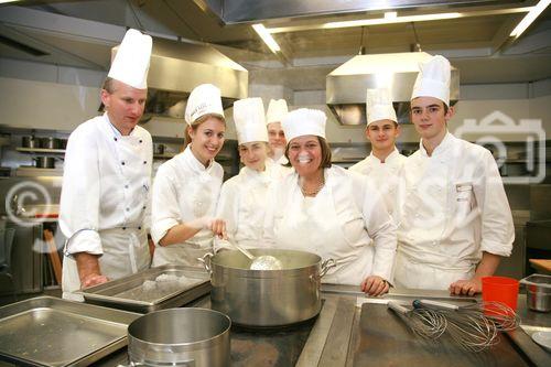 Die luxemburgisch-österreichische Gesellschaft und die luxemburgische Botschaft luden zu einem exklusiven Diner mit Sterneköchin Lea Linster ins Wiener Modul ein. Foto: Lea Linster mit Küchenmannschaft