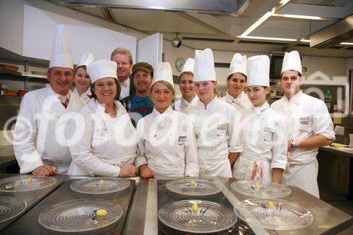 Die luxemburgisch-österreichische Gesellschaft und die luxemburgische Botschaft luden zu einem exklusiven Diner mit Sterneköchin Lea Linster ins Wiener Modul ein. Foto: Lea Linster mit Küchenmannschaft