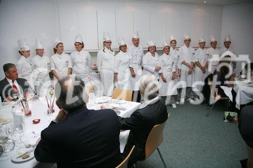 Die luxemburgisch-österreichische Gesellschaft und die luxemburgische Botschaft luden zu einem exklusiven Diner mit Sterneköchin Lea Linster ins Wiener Modul ein. Foto: Lea Linster mit Küchenmannschaft und Gästen