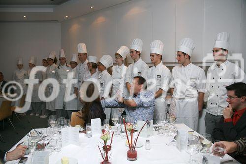 Die luxemburgisch-österreichische Gesellschaft und die luxemburgische Botschaft luden zu einem exklusiven Diner mit Sterneköchin Lea Linster ins Wiener Modul ein. Foto: Gäste und Küchenmannschaft