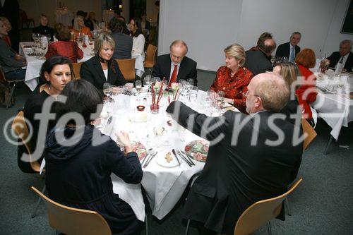 Die luxemburgisch-österreichische Gesellschaft und die luxemburgische Botschaft luden zu einem exklusiven Diner mit Sterneköchin Lea Linster ins Wiener Modul ein. Foto: im Uhrzeigersinn beginnend beim Herrn mit roter Krawatte: Botschafter Marc Thill, Anita von Hohenberg, Botschafterin Arlete Conzemius, Prof. G. Weber, Malou Thill, Silke Szatecuy, Ginette Griesbach (Präs. d. luxemburgisch-österreichischen Gesellschaft)