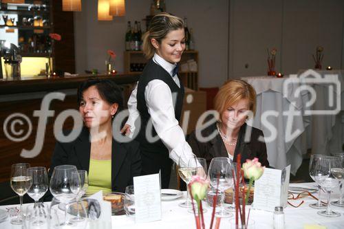 Die luxemburgisch-österreichische Gesellschaft und die luxemburgische Botschaft luden zu einem exklusiven Diner mit Sterneköchin Lea Linster ins Wiener Modul ein. Foto: Gast mit Service