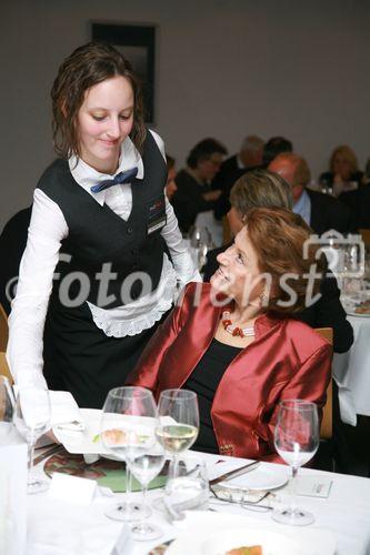 Die luxemburgisch-österreichische Gesellschaft und die luxemburgische Botschaft luden zu einem exklusiven Diner mit Sterneköchin Lea Linster ins Wiener Modul ein. Foto: Modul-Schülerin mit Gast