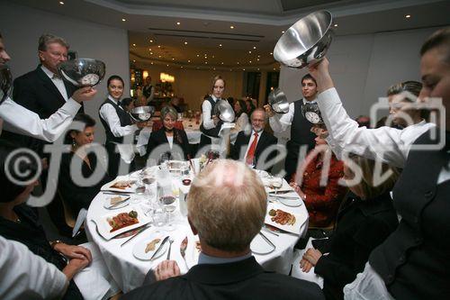 Die luxemburgisch-österreichische Gesellschaft und die luxemburgische Botschaft luden zu einem exklusiven Diner mit Sterneköchin Lea Linster ins Wiener Modul ein. Foto: im Uhrzeigersinn beginnend beim Herrn mit roter Krawatte: Botschafter Marc Thill, Anita von Hohenberg, Botschafterin Arlete Conzemius, Prof. G. Weber, Malou Thill, Silke Szatecuy, Ginette Griesbach