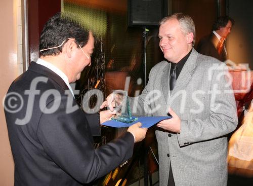 (C) fotodienst/Anna Rauchenberger - Wien, 10.11.2008 - Botschaftsrat Dr. Tahsin Yilmaz überreicht Jaroslav Hofmann den Journalistenpreis 