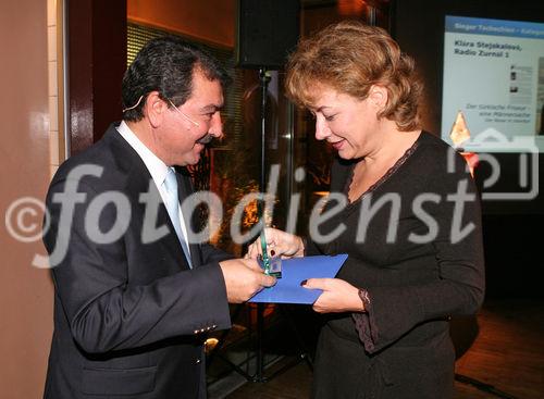 (C) fotodienst/Anna Rauchenberger - Wien, 10.11.2008 - Botschaftsrat Dr. Tahsin Yilmaz überreicht Frau Klára Stejskalová den Journalistenpreis 