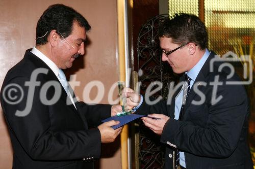 (C) fotodienst/Anna Rauchenberger - Wien, 10.11.2008 - Temmel, Seywald und Partner: Verleihung der Journalistenpreise 2008 für die besten Türkei-Reportagen des Jahres in Tschechien. Botschaftsrat Dr. Tahsin Yilmaz übergibt den Pokal für die Türkei-Reportage des Jahres in der Kategorie Tageszeitung in der Slowakei an Ivan Janko.