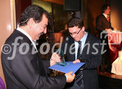(C) fotodienst/Anna Rauchenberger - Wien, 10.11.2008 - Temmel, Seywald und Partner: Botschaftsrat Dr. Tahsin Yilmaz übergibt Ivan Janko den Pokal für die Türkei-Reportage des Jahres in der Kategorie TV/Radio in der Slowakei.
