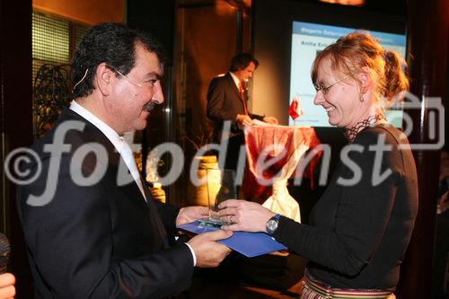 (C) fotodienst/Anna Rauchenberger - Wien, 10.11.2008 - Temmel, Seywald und Partner: Botschaftsrat Dr. Tahsin Yilmaz überreicht Frau Anita Ericson (Reisemagazin) den Pokal für die Türkei-Reportage des Jahres in der Kategorie Magazin in Österreich.