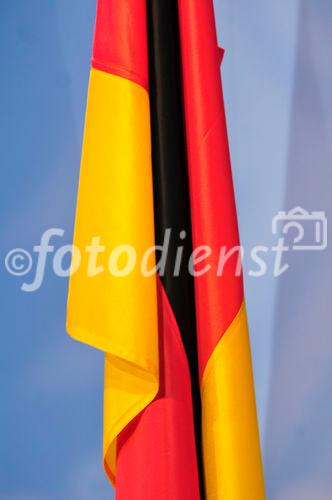 Bonn, 27.09.2008
Foto:  die Flagge der Bundesrepublik Deutschland
Copyright by: Sepp Spiegl, Tel.: 0228 9483026, Fax.: 0228 9483027 {53129 Bonn, Moselweg 32, Deutsche Bank-Bonn, Kto.: 314967101, Blz.: 38070059}