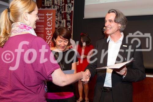 (C) fotodienst.at /Anna Rauchenberger - Wilfried Seywald von pressetext gratuliert Barbara Haider und Daniela Terbu von den Frühstückerinnen zum Best of Social Media Award 2011.