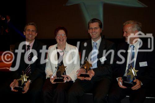 Singapore Airlines Verkaufsleiter Ani Nagrath nimmt auch dieses Jahr die Auszeichnung zur besten Airline am Travel Star Award in Montreux von den Moderatoren Christa Rigozzi und Röbi Koller entgegen. 