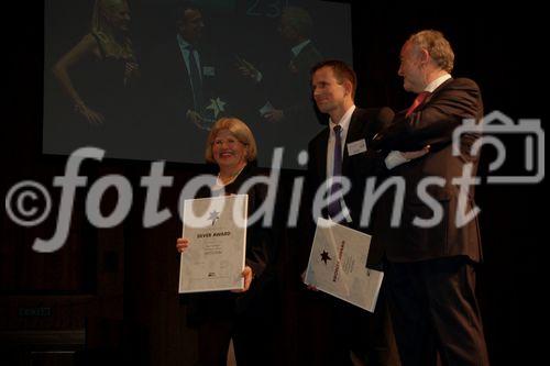 Ruth Landolt von Wettstein Reisen nimmt am Travel Star Award erneut Gold von Christa Rigozzi (Ex Miss Schweiz) und Moderator Röbi Koller entgegen