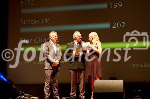 Star CLipper Repräsentant Willy Noser erhält von Christa Rigozzi (ex Miss Schweiz) und Röbi Koller den goldenen Travel Star Award als bester Cruise-Veranstalter am 33. TTW in Montreux