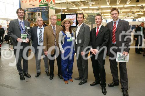 (C) fotodienst/Anna Rauchenberger - Wien, 18.10.2008 -  EvOTION: 5. Wiener Kleingartenmesse in der Wiener Stadthalle, Messe für Bauen, Wohnen und Freizeit im Kleingarten. FOTO v.l.: Klaus Ranger (Messeleiter - Agentur EvOTION), unbekannter Herr, Präsident Ing. Wilhelm Wohatschek (Präsident Zentralverband der Kleingärten Österreichs), Hostess, Christian Oxonitsch (Gemeinderat), Auguts Pribil (Leiter Kleingartenservice BA), Mag. Martin Patak (Sportjournalist und Marketingspzialist, sportmedia marketing GmbH).