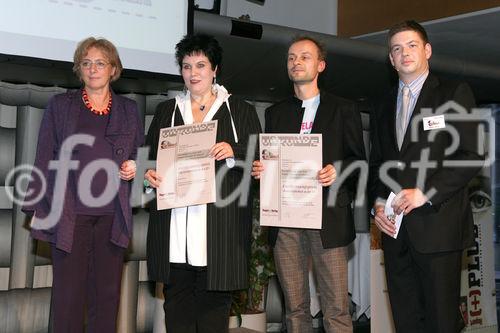 (C) fotodienst/Anna Rauchenberger - Wien, 16.10.2008 -  Der 'ebiz egovernment award 2008' zeigt die Möglichkeiten von Informationstechnologie (IT) bei der Neugestaltung von Geschäftsprozessen auf und stellt den Wandel des Wirtschaftens dar, der durch die Digitalisierung eintritt. FOTO v.l.: Heidrun Silhavy (Bundesministerin für Frauen und Medien), Preisträger (Projekt: Chronologie des Holocaust, www.holocaust-chronologie.de , Einreicher: Pixel-Melange), Martin Szelgrad (Moderation)