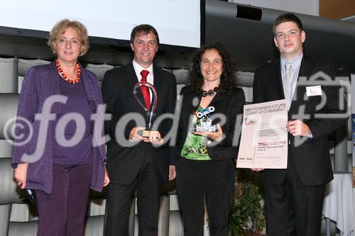 (C) fotodienst/Anna Rauchenberger - Wien, 16.10.2008 -  Der 'ebiz egovernment award 2008' zeigt die Möglichkeiten von Informationstechnologie (IT) bei der Neugestaltung von Geschäftsprozessen auf und stellt den Wandel des Wirtschaftens dar, der durch die Digitalisierung eintritt. FOTO v.l.: Heidrun Silhavy (Bundesministerin für Frauen und Medien), Preisträger (Projekt: Roberta, Einreicher: ZIMD - Zentrum für Interaktion, Medien und soziale Diversität), Martin Szelgrad (Moderation)