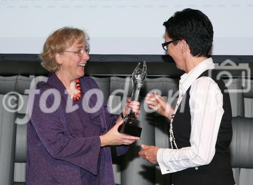 (C) fotodienst/Anna Rauchenberger - Wien, 16.10.2008 -  Der 'ebiz egovernment award 2008' zeigt die Möglichkeiten von Informationstechnologie (IT) bei der Neugestaltung von Geschäftsprozessen auf und stellt den Wandel des Wirtschaftens dar, der durch die Digitalisierung eintritt. FOTO: Heidrun Silhavy (Bundesministerin für Frauen und Medien), Preisträger (Projekt: Relaunch www.linz.at, Einreicher: CYBERhouse Agentur für Interaktive Kommunikation GmbH)