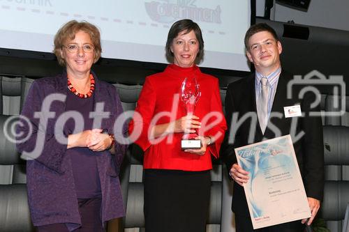 (C) fotodienst/Anna Rauchenberger - Wien, 16.10.2008 -  Der 'ebiz egovernment award 2008' zeigt die Möglichkeiten von Informationstechnologie (IT) bei der Neugestaltung von Geschäftsprozessen auf und stellt den Wandel des Wirtschaftens dar, der durch die Digitalisierung eintritt. FOTO: Heidrun Silhavy (Bundesministerin für Frauen und Medien), Preisträger Bundessieg: Gelebte Chancengleichheit in der IT (Projekt: FIT Chancen und Vielfalt durch Frauen in der Technik, Einreicher: Infineon Technologies Austria AG), Martin Szelgrad (Moderation)