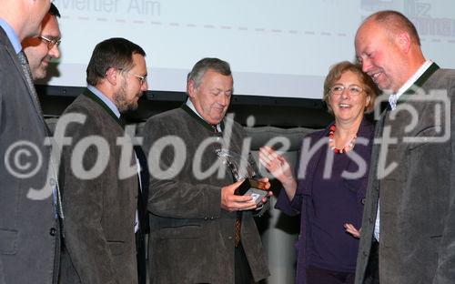 (C) fotodienst/Anna Rauchenberger - Wien, 16.10.2008 -  Der 'ebiz egovernment award 2008' zeigt die Möglichkeiten von Informationstechnologie (IT) bei der Neugestaltung von Geschäftsprozessen auf und stellt den Wandel des Wirtschaftens dar, der durch die Digitalisierung eintritt. FOTO: Preisträger (Projekt: Mühlviertler Alm-Server, Einreicher: Regionalentwicklungsverband Mühlviertler Alm), Heidrun Silhavy (Bundesministerin für Frauen und Medien)