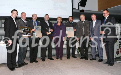 (C) fotodienst/Anna Rauchenberger - Wien, 16.10.2008 -  Der 'ebiz egovernment award 2008' zeigt die Möglichkeiten von Informationstechnologie (IT) bei der Neugestaltung von Geschäftsprozessen auf und stellt den Wandel des Wirtschaftens dar, der durch die Digitalisierung eintritt. FOTO: Martin Szelgrad (Moderation), Heidrun Silhavy (Bundesministerin für Frauen und Medien, Mitte), Preisträger (Projekt: Mühlviertler Alm-Server, Einreicher: Regionalentwicklungsverband Mühlviertler Alm), Christian Rupp (Bundeskanzleramt, Plattform Digitales Österreich)