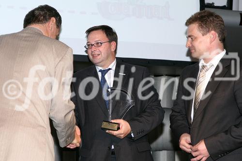 (C) fotodienst/Anna Rauchenberger - Wien, 16.10.2008 -  Der 'ebiz egovernment award 2008' zeigt die Möglichkeiten von Informationstechnologie (IT) bei der Neugestaltung von Geschäftsprozessen auf und stellt den Wandel des Wirtschaftens dar, der durch die Digitalisierung eintritt. FOTO:  Preisträger (Projekt: Elektra+, Einreicher: Telekom Austria TA AG, LV RK Salzburg), Christian Rupp (Bundeskanzleramt, Plattform Digitales Österreich, Mitte)