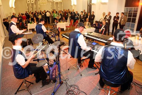 (C) fotodienst/Anna Rauchenberger - Wien, 14.10.2008 -  Das Österreichische Controller-Institut veranstaltete am 14. und 15. Oktober den 15.Österreichischen NPO-Kongress. Unter dem Titel 'Wege zum nachhaltigen Erfolg' wurden Erfolgsbeispiele aus der öffentlichen Verwaltung und Best-Practice im NPO-Management vorgestellt. FOTO:Mit dem vielfach ausgezeichneten 