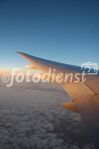 Airplaine, Aviation, Airwings up in the air, technology, wing, sunrise, clouds, 
Flugzeug, Luftverkehr, Technik, Flugzeugbau, Flügel, Horizont, Sonnenaufgang, Wolken