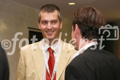 (C) fotodienst/Anna Rauchenberger - Wien, 08.10.2008 -  Vortrag 'Menschen-Spuren im Datenfluss -Hinter all unseren Dienstleistungen steckt der Mensch' von einem bekannten ORF-TV-Wirtschafts-Journalisten und Autor im Rahmen des IT//Lounge, Informatik Talk. 