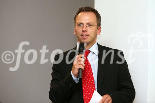 (C) fotodienst/Anna Rauchenberger - Wien, 08.10.2008 -  Vortrag 'Menschen-Spuren im Datenfluss -
Hinter all unseren Dienstleistungen steckt der Mensch' von einem bekannten ORF-TV-Wirtschafts-Journalisten und Autor im Rahmen des IT//Lounge, Informatik Talk. FOTO: Mag. Jörg Windbichler (Geschäftsführer der Raiffeisen Informatik Beteiligungs GmbH)