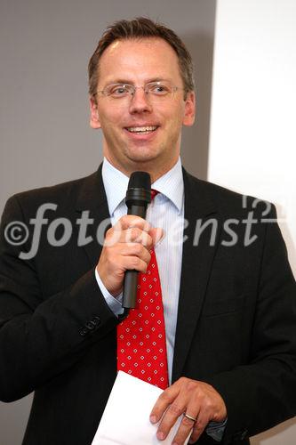 (C) fotodienst/Anna Rauchenberger - Wien, 08.10.2008 -  Vortrag 'Menschen-Spuren im Datenfluss -Hinter all unseren Dienstleistungen steckt der Mensch' von einem bekannten ORF-TV-Wirtschafts-Journalisten und Autor im Rahmen des IT//Lounge, Informatik Talk. FOTO: Mag. Jörg Windbichler (Geschäftsführer der Raiffeisen Informatik Beteiligungs GmbH)