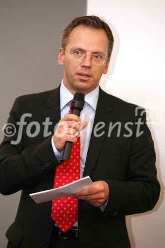 (C) fotodienst/Anna Rauchenberger - Wien, 08.10.2008 -  Vortrag 'Menschen-Spuren im Datenfluss -
Hinter all unseren Dienstleistungen steckt der Mensch' von einem bekannten ORF-TV-Wirtschafts-Journalisten und Autor im Rahmen des IT//Lounge, Informatik Talk. FOTO: Mag. Jörg Windbichler (Geschäftsführer der Raiffeisen Informatik Beteiligungs GmbH)