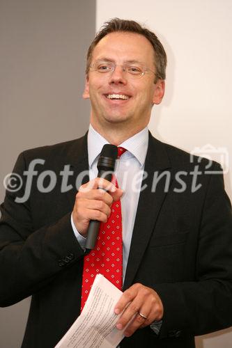 (C) fotodienst/Anna Rauchenberger - Wien, 08.10.2008 -  Vortrag 'Menschen-Spuren im Datenfluss -Hinter all unseren Dienstleistungen steckt der Mensch' von einem bekannten ORF-TV-Wirtschafts-Journalisten und Autor im Rahmen des IT//Lounge, Informatik Talk. FOTO: Mag. Jörg Windbichler (Geschäftsführer der Raiffeisen Informatik Beteiligungs GmbH)