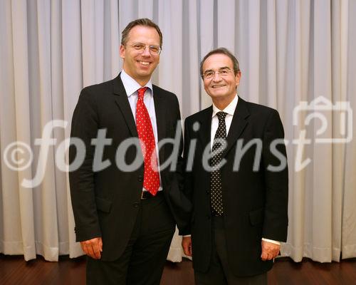 (C) fotodienst/Anna Rauchenberger - Wien, 08.10.2008 -  Vortrag 'Menschen-Spuren im Datenfluss -Hinter all unseren Dienstleistungen steckt der Mensch' von einem bekannten ORF-TV-Wirtschafts-Journalisten und Autor im Rahmen des IT//Lounge, Informatik Talk. FOTO v.l.: Mag. Jörg Windbichler (Geschäftsführer der Raiffeisen Informatik Beteiligungs GmbH), Dr. Walter Sonnleitner (ORF-TV-Wirtschafts-Journalist und Autor)