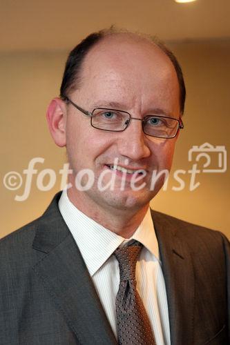 (C) fotodienst/Anna Rauchenberger - Wien, 08.10.2008 -  Vortrag 'Menschen-Spuren im Datenfluss -
Hinter all unseren Dienstleistungen steckt der Mensch' von einem bekannten ORF-TV-Wirtschafts-Journalisten und Autor im Rahmen des IT//Lounge, Informatik Talk. 