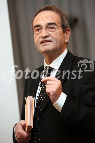 (C) fotodienst/Anna Rauchenberger - Wien, 08.10.2008 -  Vortrag 'Menschen-Spuren im Datenfluss -Hinter all unseren Dienstleistungen steckt der Mensch' von einem bekannten ORF-TV-Wirtschafts-Journalisten und Autor im Rahmen des IT//Lounge, Informatik Talk. FOTO: Dr. Walter Sonnleitner (ORF-TV-Wirtschafts-Journalist und Autor)