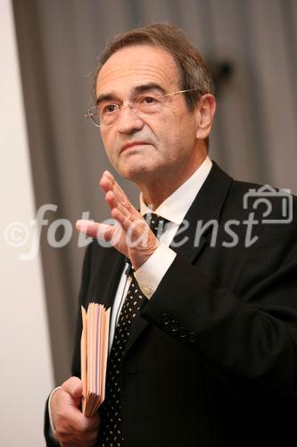 (C) fotodienst/Anna Rauchenberger - Wien, 08.10.2008 -  Vortrag 'Menschen-Spuren im Datenfluss -Hinter all unseren Dienstleistungen steckt der Mensch' von einem bekannten ORF-TV-Wirtschafts-Journalisten und Autor im Rahmen des IT//Lounge, Informatik Talk. FOTO: Dr. Walter Sonnleitner (ORF-TV-Wirtschafts-Journalist und Autor)