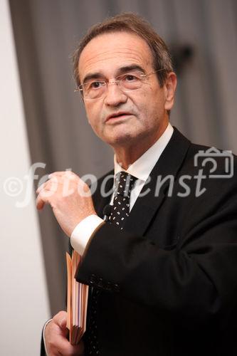 (C) fotodienst/Anna Rauchenberger - Wien, 08.10.2008 -  Vortrag 'Menschen-Spuren im Datenfluss -Hinter all unseren Dienstleistungen steckt der Mensch' von einem bekannten ORF-TV-Wirtschafts-Journalisten und Autor im Rahmen des IT//Lounge, Informatik Talk. FOTO: Dr. Walter Sonnleitner (ORF-TV-Wirtschafts-Journalist und Autor)