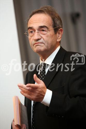 (C) fotodienst/Anna Rauchenberger - Wien, 08.10.2008 -  Vortrag 'Menschen-Spuren im Datenfluss -Hinter all unseren Dienstleistungen steckt der Mensch' von einem bekannten ORF-TV-Wirtschafts-Journalisten und Autor im Rahmen des IT//Lounge, Informatik Talk. FOTO: Dr. Walter Sonnleitner (ORF-TV-Wirtschafts-Journalist und Autor)