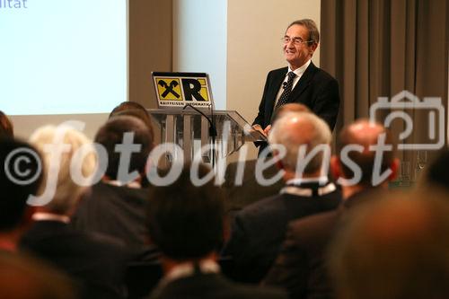 (C) fotodienst/Anna Rauchenberger - Wien, 08.10.2008 -  Vortrag 'Menschen-Spuren im Datenfluss -Hinter all unseren Dienstleistungen steckt der Mensch' von einem bekannten ORF-TV-Wirtschafts-Journalisten und Autor im Rahmen des IT//Lounge, Informatik Talk. FOTO: Dr. Walter Sonnleitner (ORF-TV-Wirtschafts-Journalist und Autor)